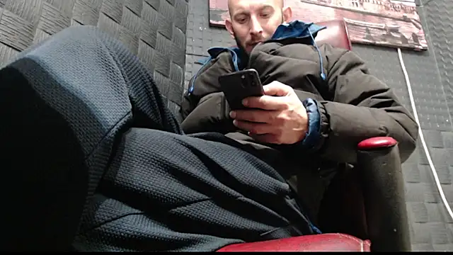 Snapshot of hardbigcock16 chatting on 25, 11, 2025 hardbigcock16 online show from 25, 11, 2025