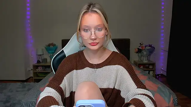 Snapshot of DearLia chatting on 8, 10, 2025 DearLia online show from 8, 10, 2025