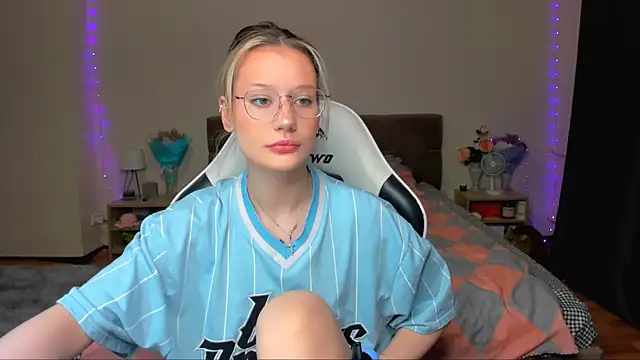 Snapshot of DearLia chatting on 18, 10, 2025 DearLia online show from 18, 10, 2025