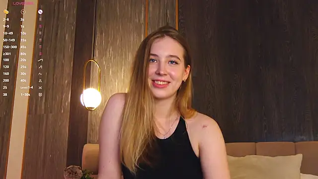 Snapshot of LoraineLuff chatting on 8, 3, 2025 LoraineLuff online show from 8, 3, 2025