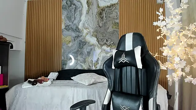 Snapshot of Danna_topless chatting on 27, 3, 2026 Danna topless online show from 27, 3, 2026