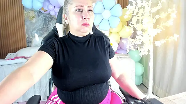 Snapshot of Danna_topless chatting on 13, 4, 2026 Danna topless online show from 13, 4, 2026