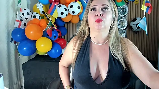 Snapshot of Danna_topless chatting on 24, 6, 2026 Danna topless online show from 24, 6, 2026