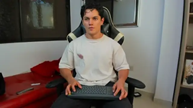 Snapshot of julian_wallace chatting on 8, 2, 2026 julian wallace online show from 8, 2, 2026