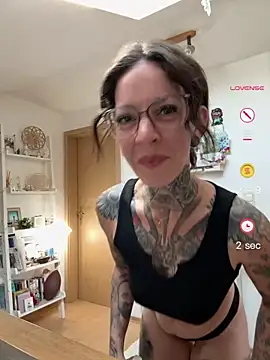 Snapshot of BrownieyQueen chatting on 24, 5, 2026 BrownieyQueen online show from 24, 5, 2026