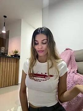Snapshot of cuteluci_ chatting on 8, 7, 2026 cuteluci online show from 8, 7, 2026