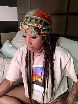 CrownedNyaries online show from 4, 12, 2024