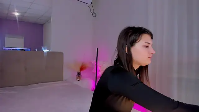 Laura Leee online show from 6, 3, 2025