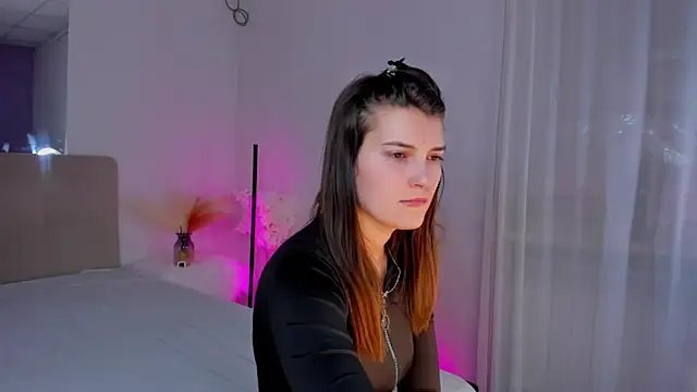 Laura Leee online show from 6, 3, 2025