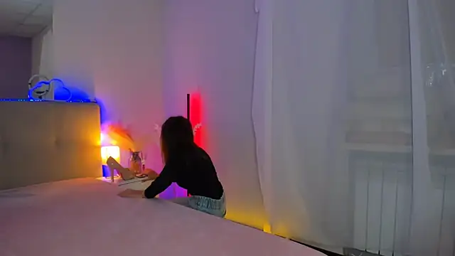 Laura Leee online show from 2, 12, 2025