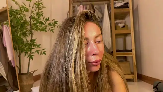 Snapshot of ___art chatting on 28, 10, 2025 art online show from 28, 10, 2025