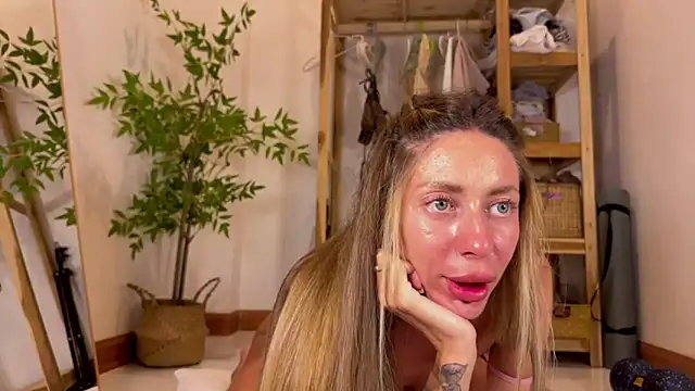 Snapshot of ___art chatting on 4, 11, 2025 art online show from 4, 11, 2025