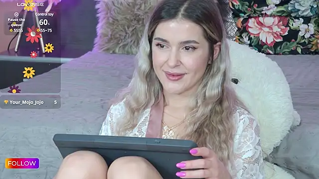 Snapshot of Sarah-Hart chatting on 8, 2, 2025 Sarah-Hart online show from 8, 2, 2025