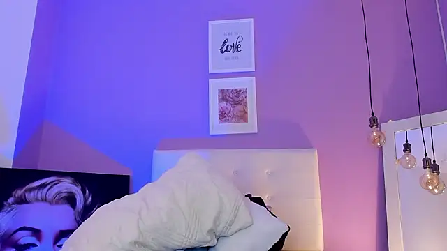 Snapshot of Charlotte11-11 chatting on 8, 3, 2026 Charlotte11-11 online show from 8, 3, 2026