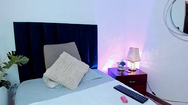 HollyHudsonn online show from 17, 12, 2024