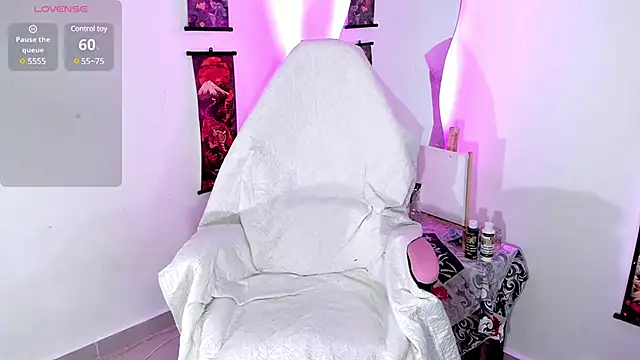 HollyHudsonn online show from 28, 2, 2025