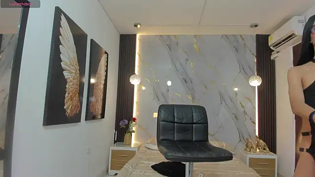 Snapshot of estephany_doll chatting on 5, 1, 2025 estephany doll online show from 5, 1, 2025