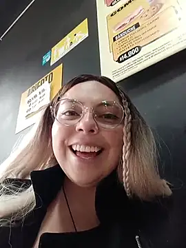Snapshot of madelaine- chatting on 4, 5, 2026 madelaine- online show from 4, 5, 2026