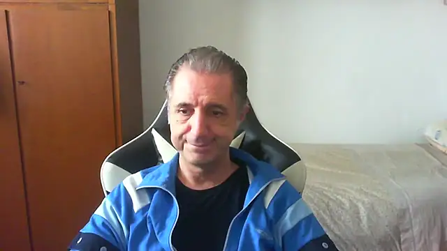 Snapshot of lliuk70mi chatting on 3, 5, 2026 lliuk70mi online show from 3, 5, 2026