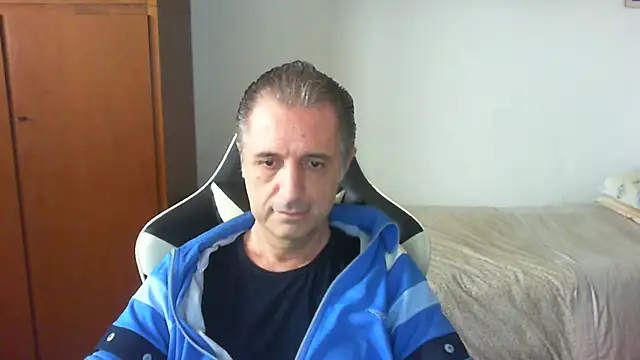 Snapshot of lliuk70mi chatting on 5, 5, 2026 lliuk70mi online show from 5, 5, 2026