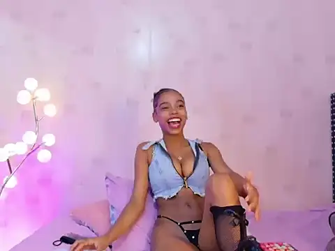 Snapshot of littleebonymommy chatting on 2, 5, 2026 littleebonymommy online show from 2, 5, 2026