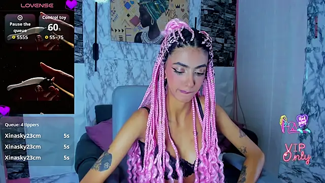 Snapshot of Queen_Cuarxxo chatting on 21, 4, 2026 Queen Cuarxxo online show from 21, 4, 2026