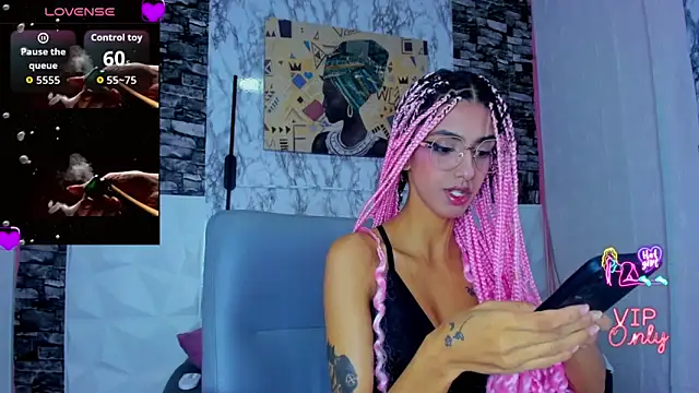 Snapshot of Queen_Cuarxxo chatting on 21, 4, 2026 Queen Cuarxxo online show from 21, 4, 2026