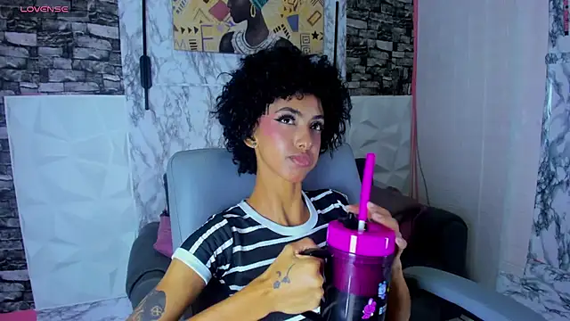 Snapshot of Queen_Cuarxxo chatting on 27, 5, 2026 Queen Cuarxxo online show from 27, 5, 2026