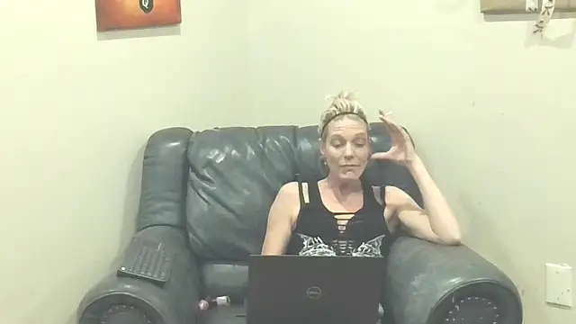 Snapshot of AddieAssets chatting on 5, 1, 2025 AddieAssets online show from 5, 1, 2025