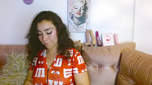 Snapshot of hinataleecs chatting on 5, 1, 2025 hinataleecs online show from 5, 1, 2025