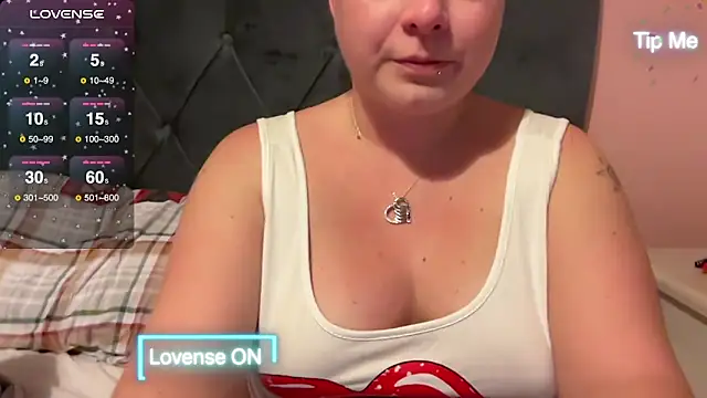 Snapshot of NaughtyWifeUK chatting on 3, 12, 2024 NaughtyWifeUK online show from 3, 12, 2024