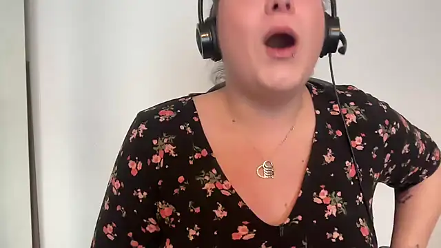 Snapshot of NaughtyWifeUK chatting on 13, 3, 2025 NaughtyWifeUK online show from 13, 3, 2025