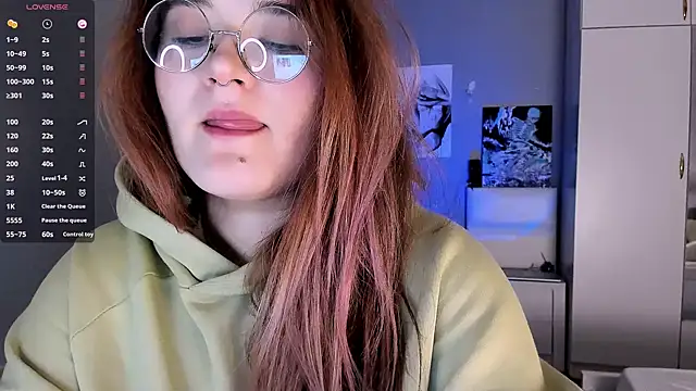 Snapshot of July_Slowdive chatting on 3, 12, 2024 July Slowdive online show from 3, 12, 2024