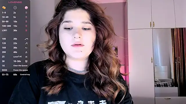 Snapshot of July_Slowdive chatting on 1, 2, 2025 July Slowdive online show from 1, 2, 2025