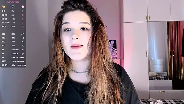 Snapshot of July_Slowdive chatting on 2, 2, 2025 July Slowdive online show from 2, 2, 2025