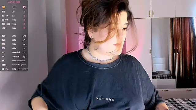 Snapshot of July_Slowdive chatting on 6, 2, 2025 July Slowdive online show from 6, 2, 2025