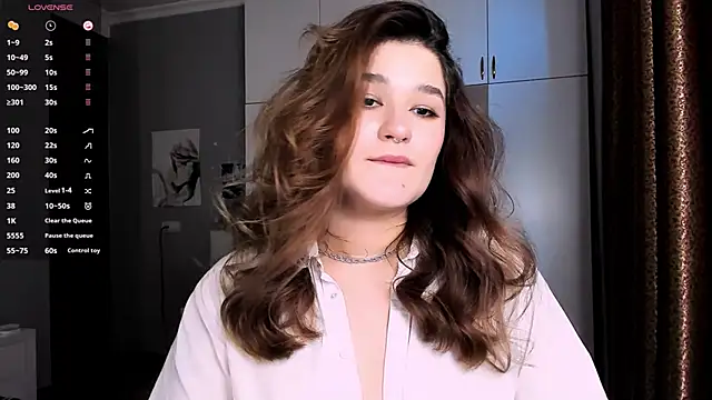 Snapshot of July_Slowdive chatting on 13, 3, 2025 July Slowdive online show from 13, 3, 2025