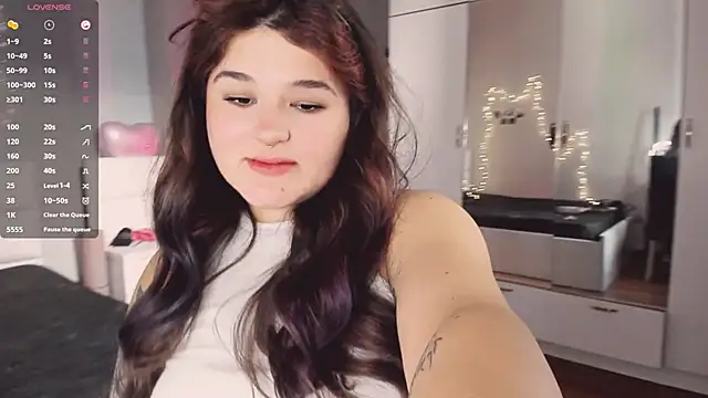 Snapshot of July_Slowdive chatting on 12, 10, 2025 July Slowdive online show from 12, 10, 2025