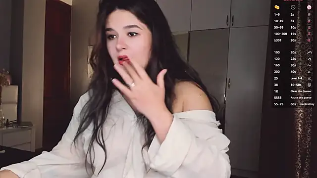 Snapshot of July_Slowdive chatting on 13, 11, 2025 July Slowdive online show from 13, 11, 2025