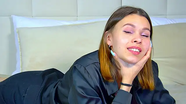 Snapshot of PollyLanders chatting on 2, 2, 2025 PollyLanders online show from 2, 2, 2025