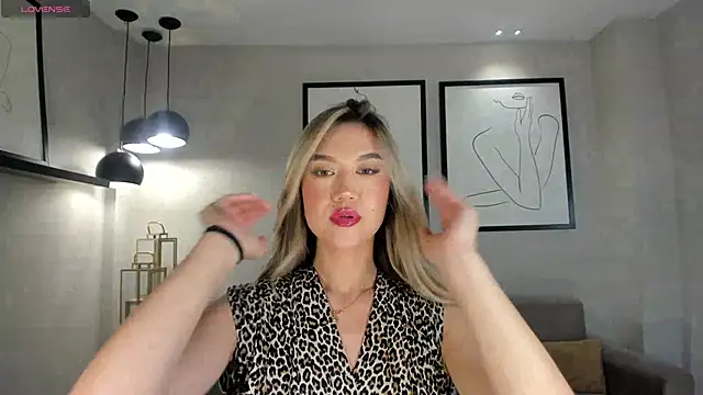 Snapshot of RebeccaHudson chatting on 5, 2, 2026 RebeccaHudson online show from 5, 2, 2026