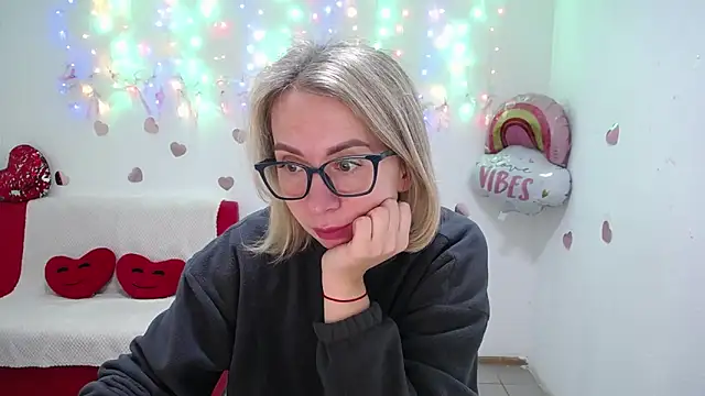 Snapshot of VasilisaSii chatting on 6, 10, 2025 VasilisaSii online show from 6, 10, 2025