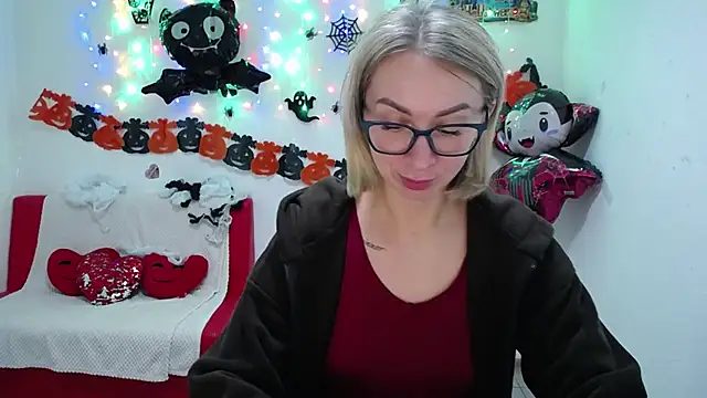 Snapshot of VasilisaSii chatting on 17, 10, 2025 VasilisaSii online show from 17, 10, 2025