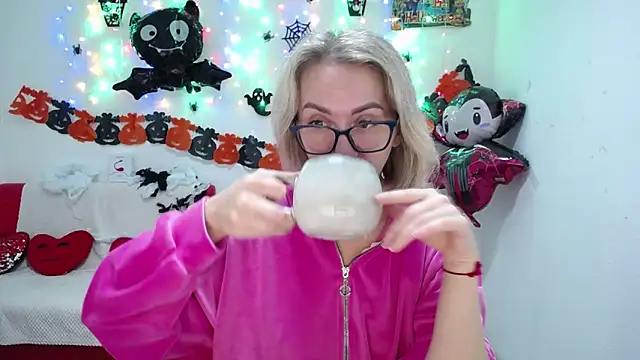 Snapshot of VasilisaSii chatting on 18, 10, 2025 VasilisaSii online show from 18, 10, 2025