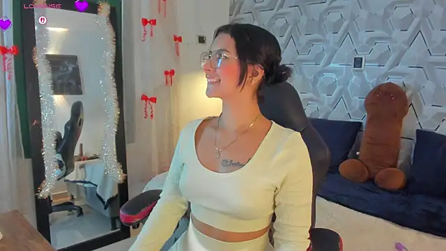 Sophiee Hill online show from 22, 4, 2026