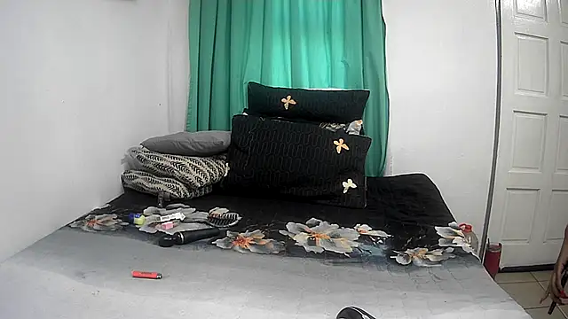 Snapshot of GoldenPussyXOXO chatting on 7, 5, 2026 GoldenPussyXOXO online show from 7, 5, 2026