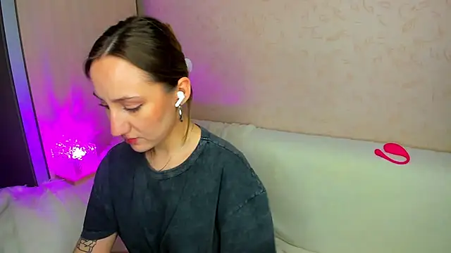 MelodyOfLovee online show from 3, 12, 2025