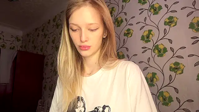 Snapshot of Evvie_Summn1 chatting on 7, 5, 2026 Evvie Summn1 online show from 7, 5, 2026