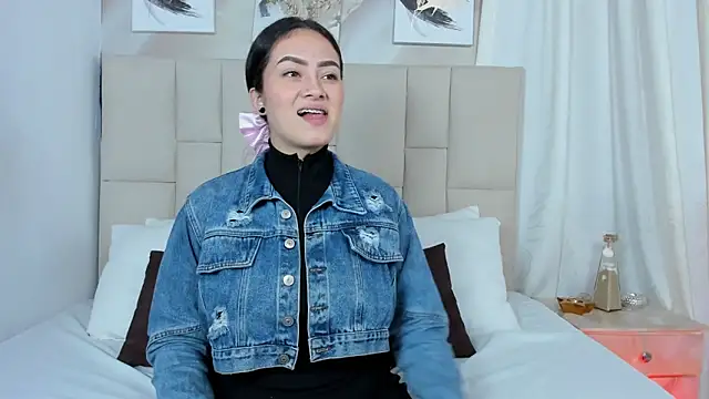 Jaslyn  Smith online show from 4, 3, 2025