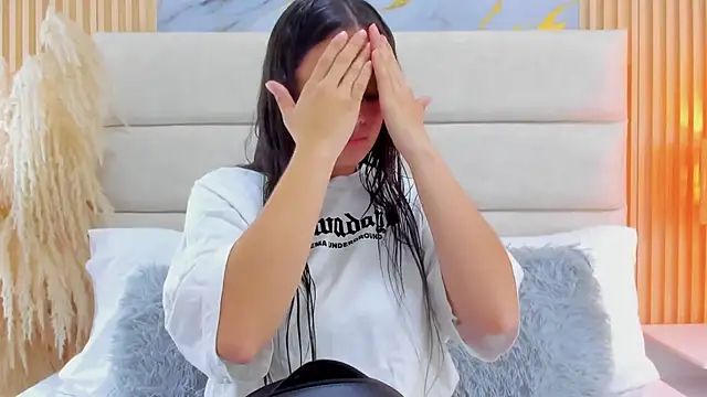 Jaslyn  Smith online show from 25, 3, 2026